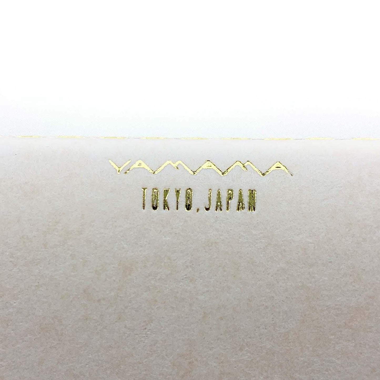 Beigefarbene Notizbuchhülle im Format A5 mit Nähten