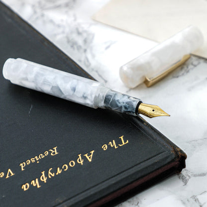 Marbled Fountain Pen Attaché White
